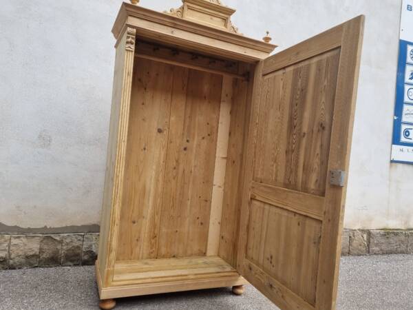 NÁDHERNÁ ZDOBENÁ ŠATNÍ SKŘÍN PO RENOVACI - Image 3