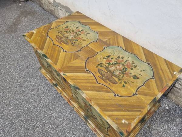 HEZKÁ STARÁ MALOVANÁ TRUHLA PO RENOVACI - Image 2