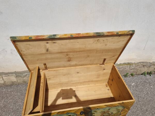 HEZKÁ STARÁ MALOVANÁ TRUHLA PO RENOVACI - Image 3
