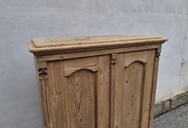 STAROŽITNÁ OZDOBNÁ ŠATNÍ SKŘÍN PO RENOVACI - Image 2