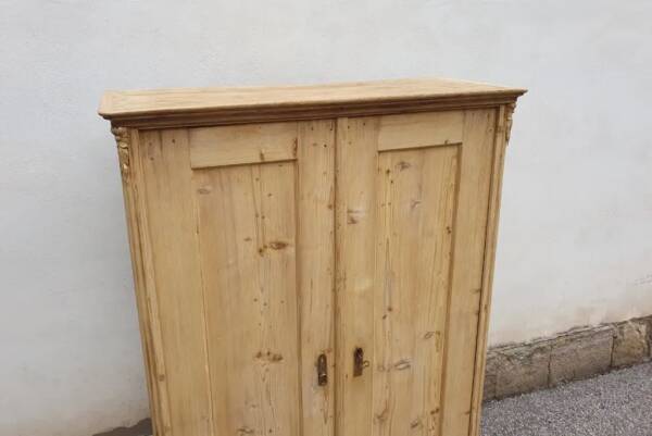 STAROŽITNÁ ŠATNÍ SKŘÍN PO CELKOVÉ RENOVACI - Image 2