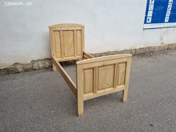 STARÁ SMRKOVÁ POSTEL PO RENOVACI