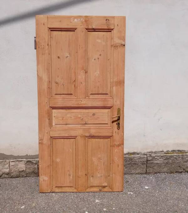 STAROŽITNÉ DVEŘE LOUHOVANÉ PŘED RENOVACI